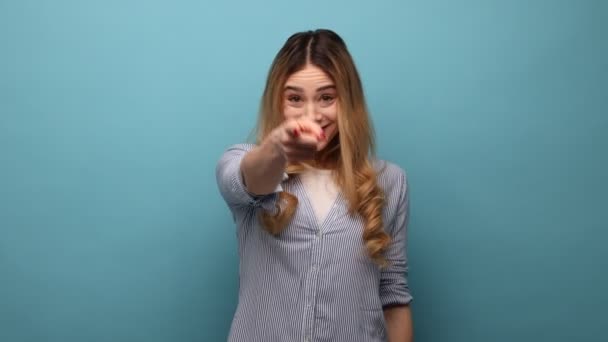 Oye Retrato Adorable Mujer Adulta Joven Positiva Pie Sonriendo Alegremente — Vídeos de Stock