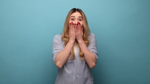 Portrait Shocked Woman Wavy Hair Standing Raised Arms Open Mouth — Stock Video