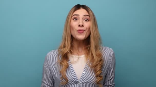 Dios Mío Vaya Retrato Mujer Sorprendida Mirando Cámara Con Boca — Vídeo de stock