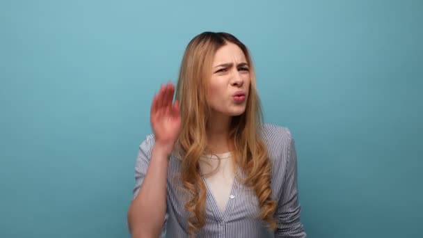 Retrato Mulher Confusa Mantendo Mão Perto Orelha Para Ouvir Melhor — Vídeo de Stock