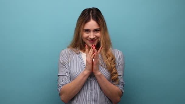 Chytrá Žena Vlnitými Vlasy Která Gestikuluje Prsty Vymýšlí Záludné Triky — Stock video
