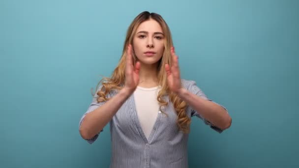 Yoga Rahatlama Yoga Namaste Pozunda Duran Sakin Genç Bir Kadının — Stok video