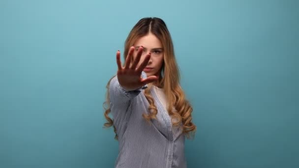 Porträt Einer Strengen Frau Mit Welligem Haar Die Eine Stop — Stockvideo