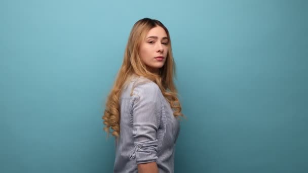 Retrato Una Adorable Mujer Amigable Girando Hacia Cámara Saludando Con — Vídeos de Stock