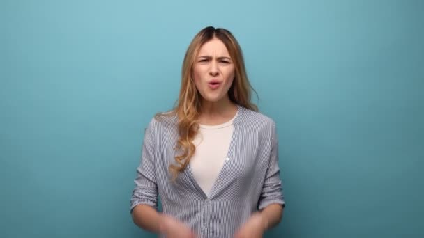 Jak Mogłeś Portret Wkurzonej Wściekłej Kobiety Podnoszącej Ręce Oburzająco Pytającej — Wideo stockowe