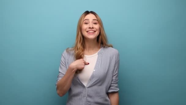 Dit Ben Gelukkige Aantrekkelijke Vrouw Die Zichzelf Wijst Oprecht Glimlacht — Stockvideo