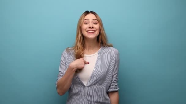 Questo Sono Felice Donna Attraente Indicando Stessa Sorridendo Sinceramente Alla — Video Stock