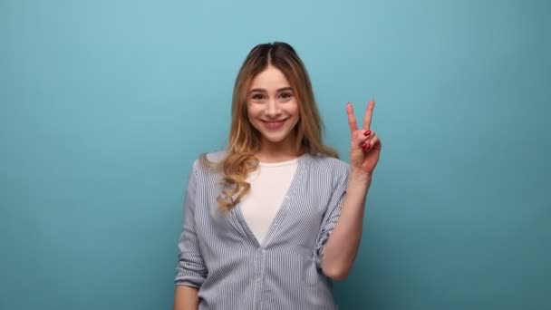 Mutlu Heyecanlı Bir Kadının Portresi Gülümseyen Kameraya Zafer Işareti Konan — Stok video