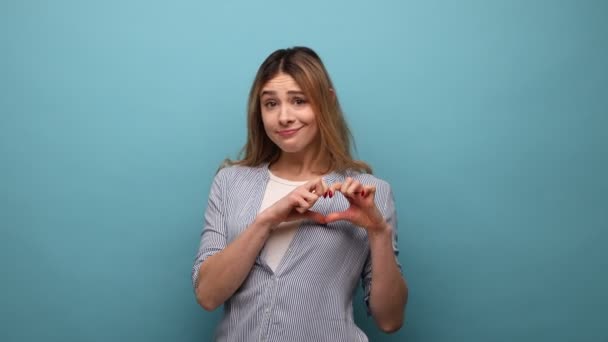 Junge Frau Mit Welligem Haar Herzform Mit Händen Und Freundlich — Stockvideo