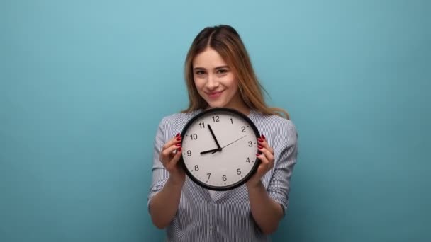 Retrato Mulher Winsome Apontando Grande Relógio Olhando Para Câmera Com — Vídeo de Stock