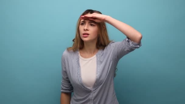 Mulher Curiosa Segurando Mão Acima Dos Olhos Olhando Para Longe — Vídeo de Stock