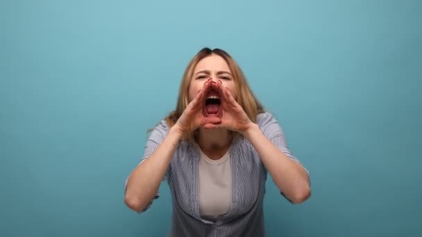 Portrét Naštvané Ječící Ženy Vlnitými Vlasy Držící Ruce Úst Hlasitě — Stock video