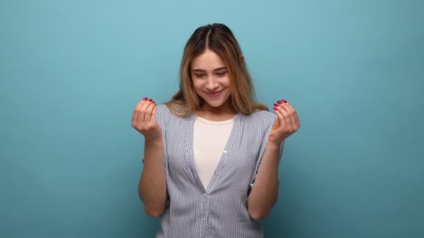 Gib Mir Bargeld Porträt Einer Schönen Stilvollen Frau Die Verschmitzt — Stockvideo