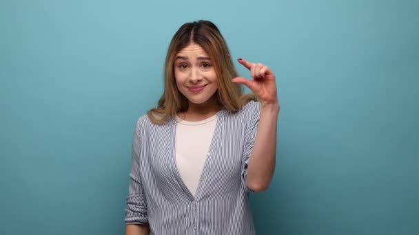 Upset Frustrated Woman Wavy Hair Showing Small Size Her Fingers — Stock Video