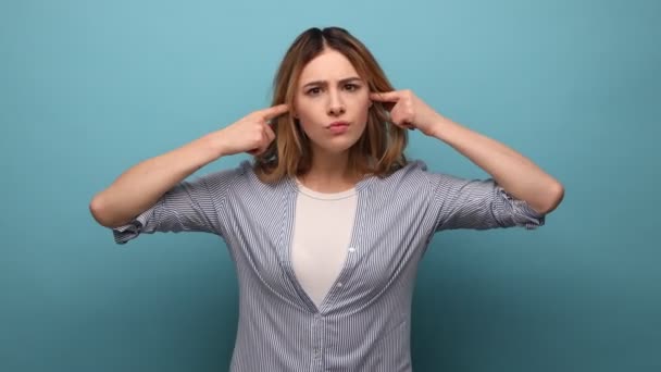 Ich Nichts Hören Porträt Einer Irritierten Frau Die Die Ohren — Stockvideo