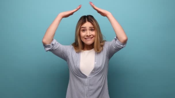 Retrato Mujer Atractiva Con Cabello Ondulado Haciendo Gesto Techo Casa — Vídeos de Stock