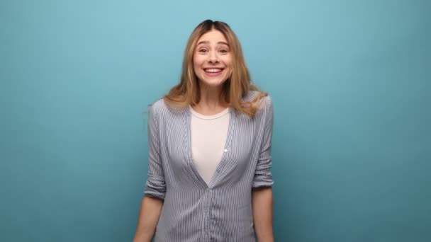 Vem Para Meus Braços Retrato Mulher Loira Sorridente Com Cabelo — Vídeo de Stock