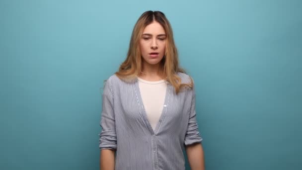 Upprörd Kvinna Med Vågigt Hår Som Visar Utgången Kräver Att — Stockvideo