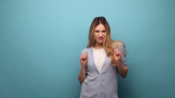 Porträt Einer Attraktiven Frau Klecks Tanzpose Berühmtes Internet Meme Des — Stockvideo
