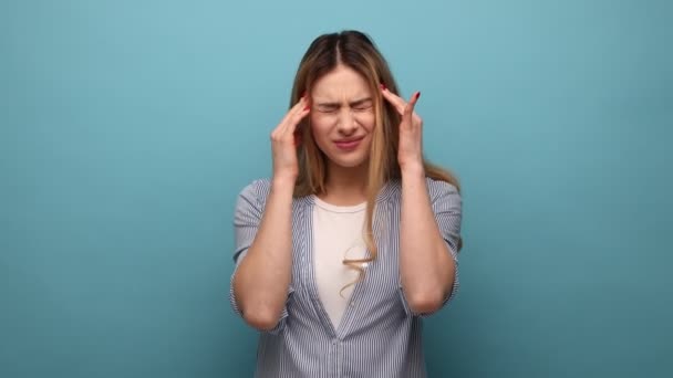 Não Quero Ouvir Linda Irritado Estressado Jovem Mulher Cobrindo Orelhas — Vídeo de Stock