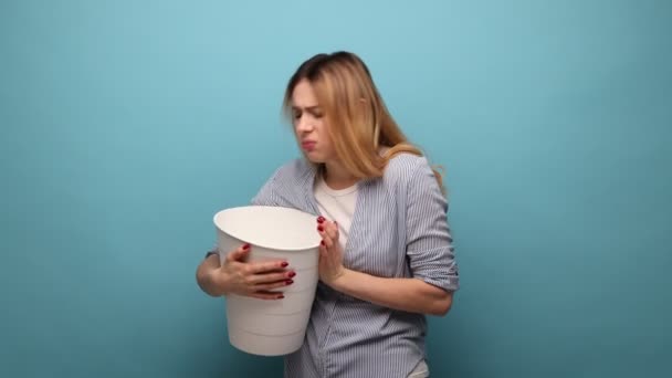 Nemocná Nezdravá Žena Trpící Břišními Křečemi Nevolností Zvracením Držící Bílý — Stock video