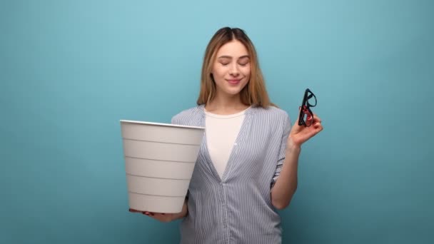 Retrato Mulher Atraente Com Cabelo Ondulado Segurando Lata Lixo Branco — Vídeo de Stock