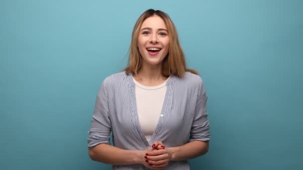Portrét Vzrušené Ženy Tleskající Rukou Tleskající Dívající Kamery Zubatým Úsměvem — Stock video