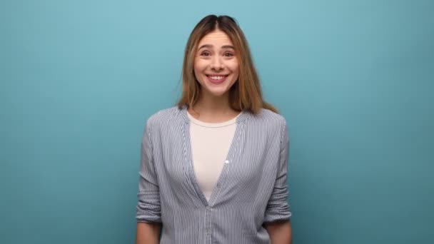 Positiv Optimistisk Kvinna Tittar Kameran Och Nickar Visar Godkännande Gest — Stockvideo