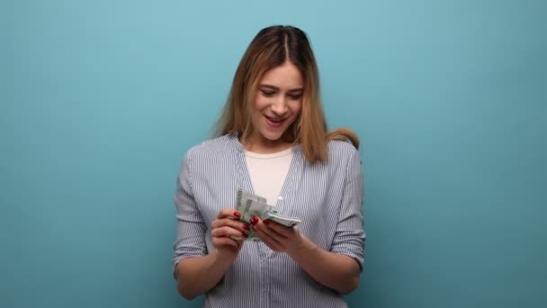 Retrato Atractiva Mujer Pelo Ondulado Rico Feliz Sosteniendo Gran Fan — Vídeos de Stock