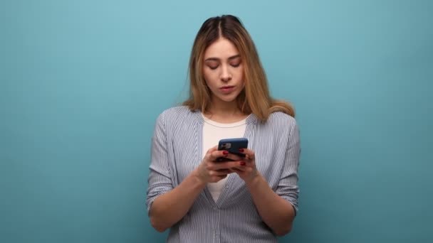 Portrait Femme Concentrée Utilisant Téléphone Intelligent Dactylographiant Message Vérifiant Les — Video