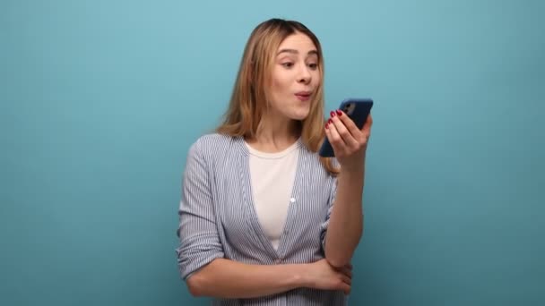 Felice Donna Soddisfatta Che Tiene Smartphone Sorride Facendo Gesto Celebrando — Video Stock