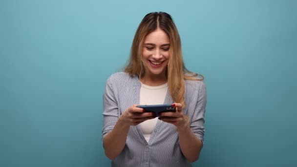 Mulher Positiva Feliz Adorável Usando Telefone Celular Com Expressão Focada — Vídeo de Stock