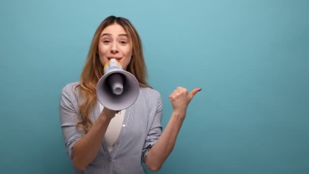 Portret Van Een Vrij Positief Meisje Schreeuwend Megafoon Belangrijke Informatie — Stockvideo