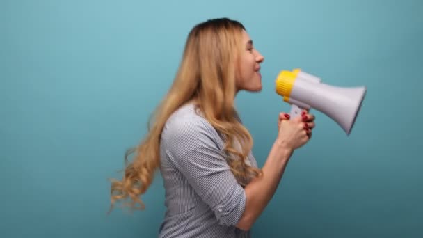 Retrato Loira Positiva Jovem Mulher Adulta Gritando Alto Com Megafone — Vídeo de Stock