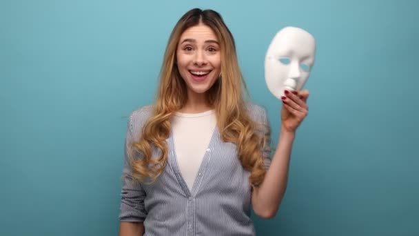 Wielokrotna Osobowość Atrakcyjna Kobieta Wykazująca Różne Emocje Zdejmująca Maskę Zmieniającą — Wideo stockowe