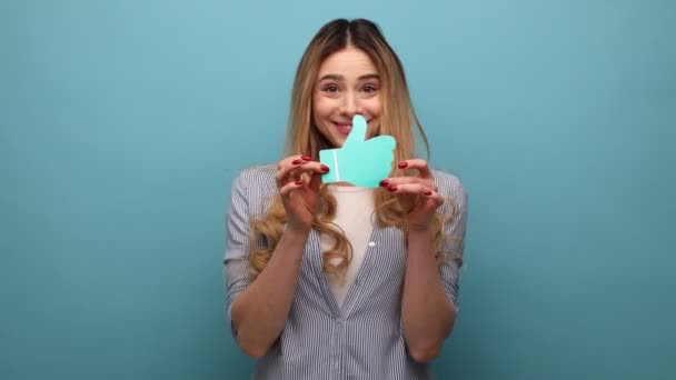 Smiling Woman Blogger Holding Paper Blue Thumbs Sign Asking Rate — Stock Video