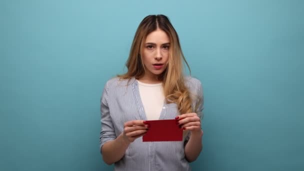 Retrato Mujer Pie Sosteniendo Sobre Leyendo Masaje Con Sonrisa Dentada — Vídeo de stock