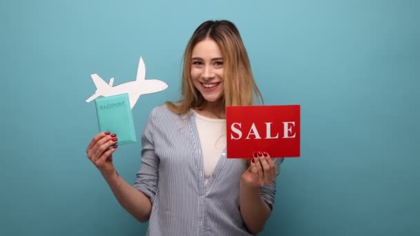 Retrato Mulher Jovem Satisfeito Segurando Passaporte Avião Papel Cartão Venda — Vídeo de Stock