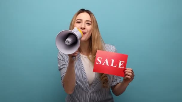 Portrait Attractive Young Adult Woman Holding Card Sale Inscription Screaming — Stock Video