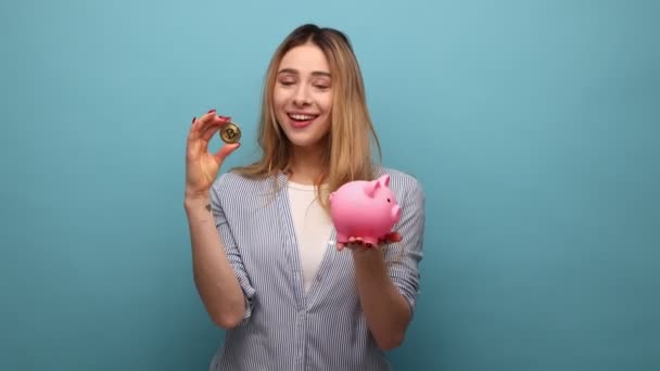 Retrato Mujer Positiva Sonriente Feliz Sosteniendo Alcancía Bitcoin Oro Mirando — Vídeo de stock