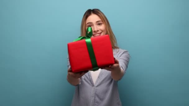 Lächelnde Junge Frau Hält Geschenkschachtel Die Höhe Überreicht Geschenke Blickt — Stockvideo