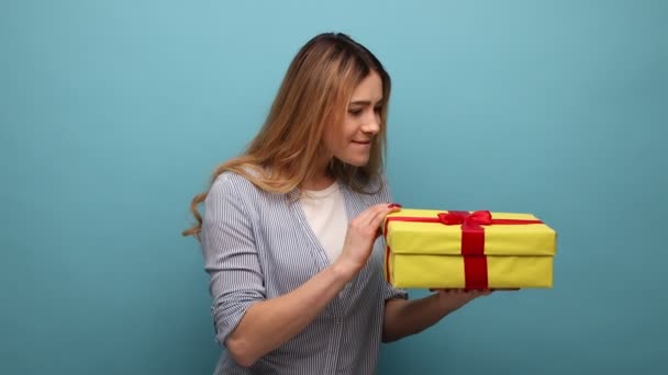 Πορτρέτο Της Ευτυχούς Γυναίκας Άνοιγμα Κουτί Δώρου Κοιτάζοντας Μέσα Χαρούμενη — Αρχείο Βίντεο