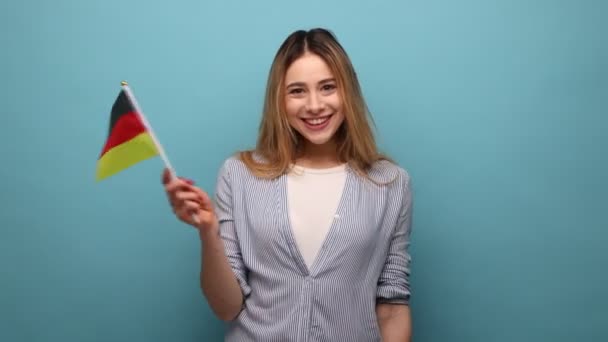 Πορτρέτο Της Ευχάριστης Γυναίκας Κυματιστά Μαλλιά Κρατώντας Σημαία Της Γερμανίας — Αρχείο Βίντεο