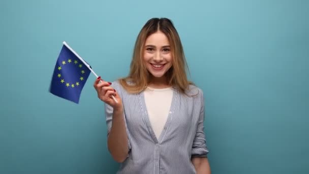 Porträtt Charmiga Vågiga Hår Kvinna Som Håller Europa Fack Flagga — Stockvideo