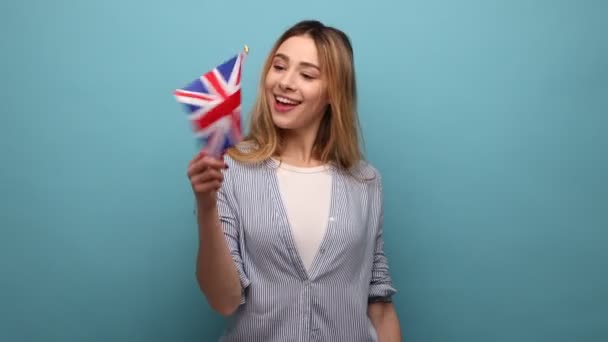 Portrait Une Femme Optimiste Positive Agitant Drapeau Britannique Dans Main — Video