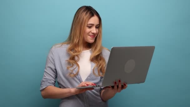 Retrato Entusiasta Feliz Mulher Apertando Punho Segurando Laptop Regozijando Vitória — Vídeo de Stock