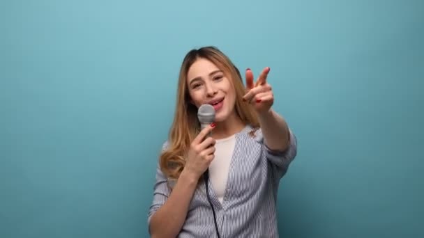 Mujer Feliz Músico Profesional Cantando Canciones Sosteniendo Micrófono Cerrando Los — Vídeo de stock