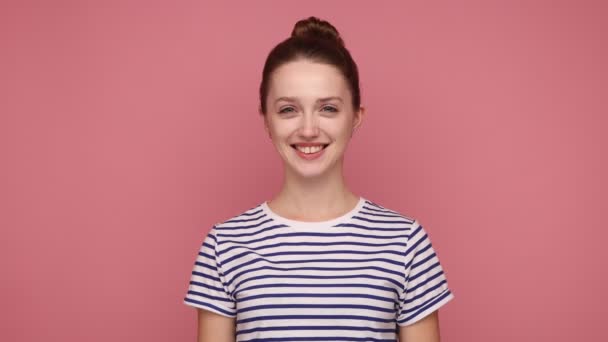 Portrait Belle Femme Regardant Caméra Avec Sourire Dents Charmant Joyeux — Video