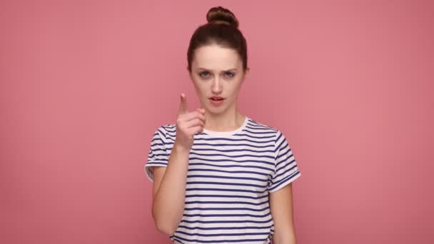 Bossig Försiktighet Allvarligt Arg Kvinna Pekar Finger Visar Varning Gest — Stockvideo