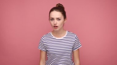 Ben şampiyonum. Hevesli, sevinç çığlıkları atan, yumruklarını sıkan, başarılı galibiyeti kutlayan, inanılmaz bir zafer kazanan bir kadın. Pembe arka planda kapalı stüdyo çekimleri.